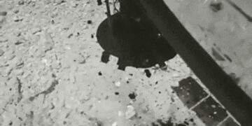 Il momento del touchdown della sonda Hayabusa 2 sull'asteroide Ryugu per la raccolta dei campioni, il 21 febbraio 2024. Credits: JAXA