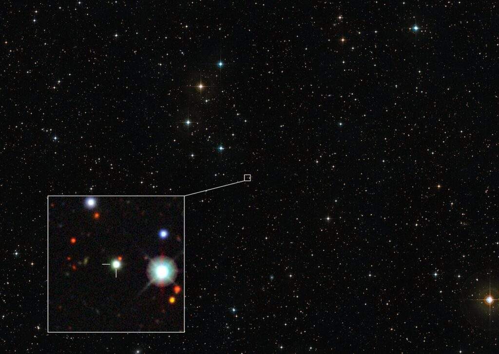 Immagine creata a partire da dati del Digitized Sky Survey 2, che nel riquadro mostra la posizione del quasar da record J0529-4351 in un'immagine del Dark Energy Survey. Credits: ESO/Digitized Sky Survey 2/Dark Energy Survey