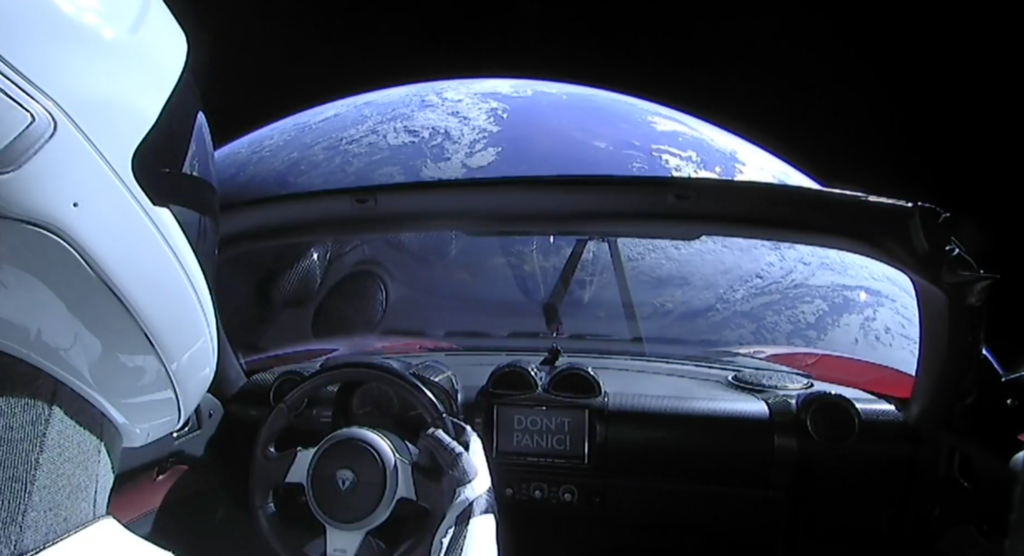 Una foto reale scattata da una fotocamera a bordo della Tesla. 