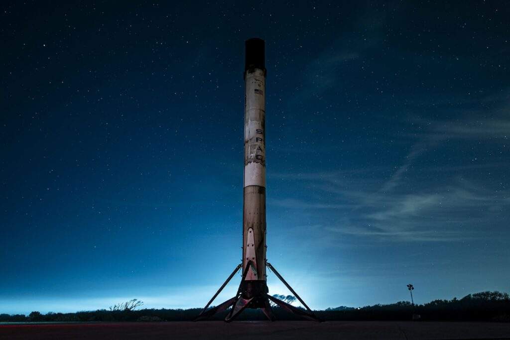 Il booster del Falcon 9 rientrato a Terra. Credits: SpaceX