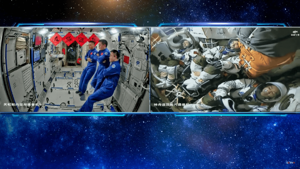 A sinistra l'equipaggio di Shenzhou 17 mentre segue la partenza dell'equipaggio Shenzhou 18 a destra. 