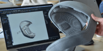Dettaglio del design della nuova tuta spaziale europea in un progetto che coinvolge CNES, Spartan Space, Decathlon e MEDES. Credits: Decathlon, SPARTAN, MEDES e CNES