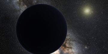 Rappresentazione artistica del Pianeta 9 come un gigante ghiacciato che eclissa la Via Lattea centrale, con il Sole in lontananza. L'orbita di Nettuno è mostrata come una piccola ellisse attorno al Sole. La vista del cielo e l'aspetto si basano sulle ipotesi di Mike Brown. Credits: nagualdesign, Tom Ruen, ESO