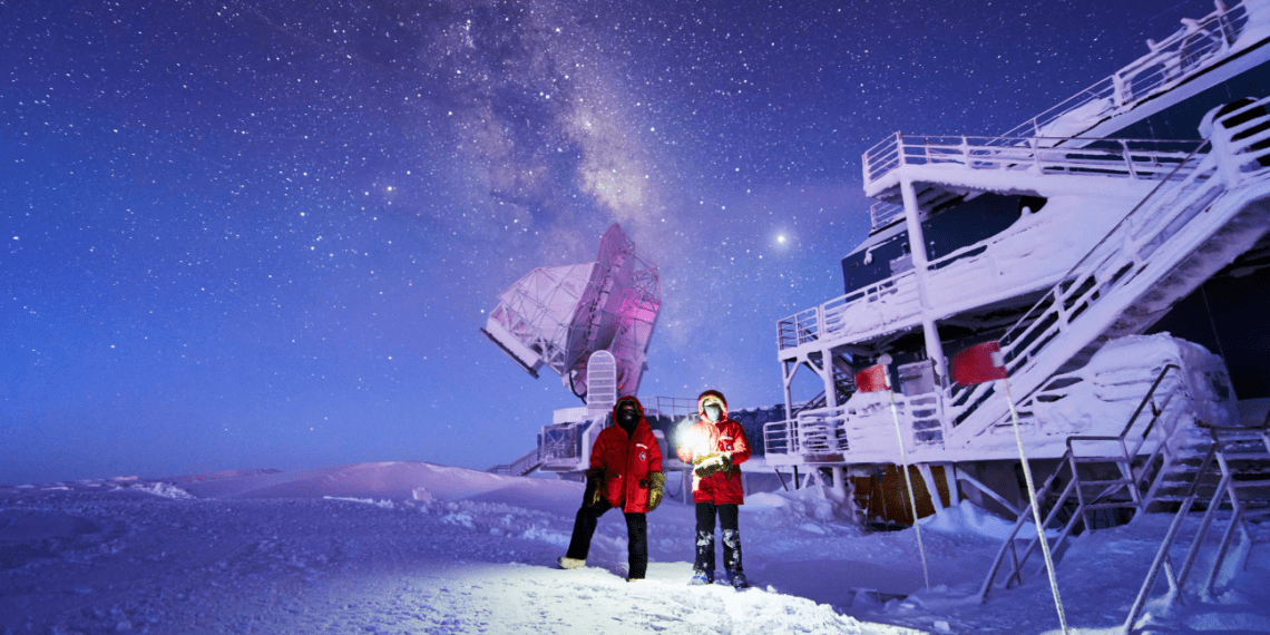 Fotografia degli attuali radiotelescopi presso la stazione del Polo Sud della NSF, e di due scienziati che ci lavorano. Credits: NSF