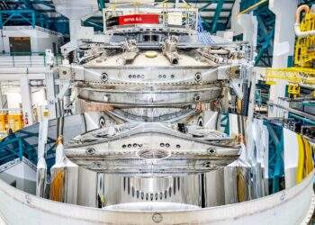 Lo specchio primario/terziario combinato da 8.4 metri dell'Osservatorio Vera C. Rubin è stato rivestito con argento protetto nell'aprile 2024. Credits: RubinObs/NOIRLab/NSF/AURA