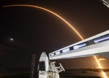 La Dragon di Polaris Dawn con sullo sfondo la partenza del Falcon 9 della missione Starlink 8.6. Credits: SpaceX