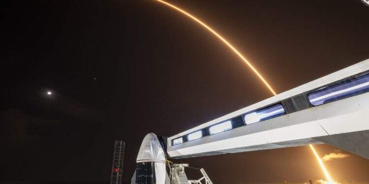 La Dragon di Polaris Dawn con sullo sfondo la partenza del Falcon 9 della missione Starlink 8.6. Credits: SpaceX