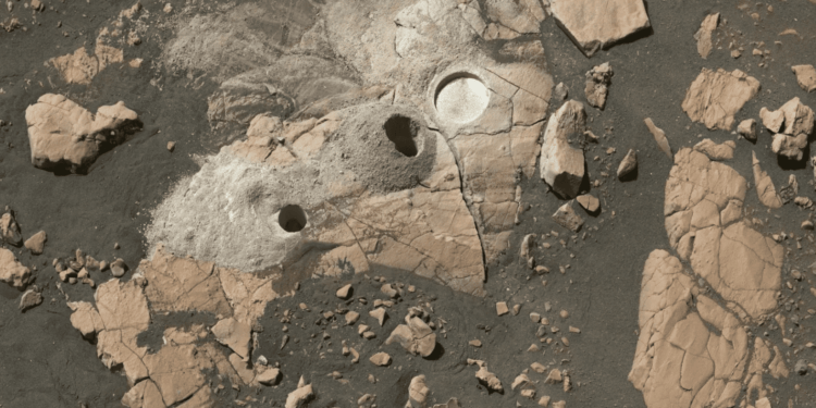 Complesso di rocce "Wildcat Ridge" su Marte, sottoposto a carotaggio e abrasione dal rover Perseverance, dove è stata trovata materia organica. Credits: NASA, JPL-Caltech, ASU, MSSS