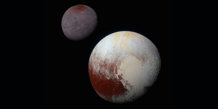 Composizione di immagini a colori migliorate di Plutone (in basso a destra) e Caronte (in alto a sinistra), scattata dalla sonda New Horizons della NASA durante il passaggio nel sistema di Plutone il 14 luglio 2015. Credits: NASA/JHUAPL/SwRI