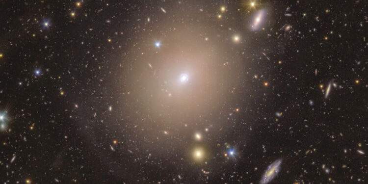 Porzione di una vista del telescopio spaziale Euclid della galassia NGC 6505 con un anello di Einstein intorno al suo centro. Credits: ESA/Euclid