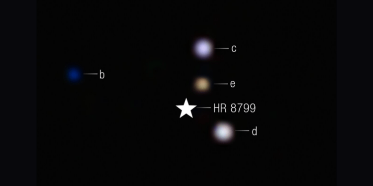 Immagine diretta del sistema esoplanetario HR 8799, formato da quattro pianeti giganti gassosi, ottenuta con il James Webb. Credits: NASA, ESA, CSA, STScI, W. Balmer (JHU), L. Pueyo (STScI), M. Perrin (STScI)
