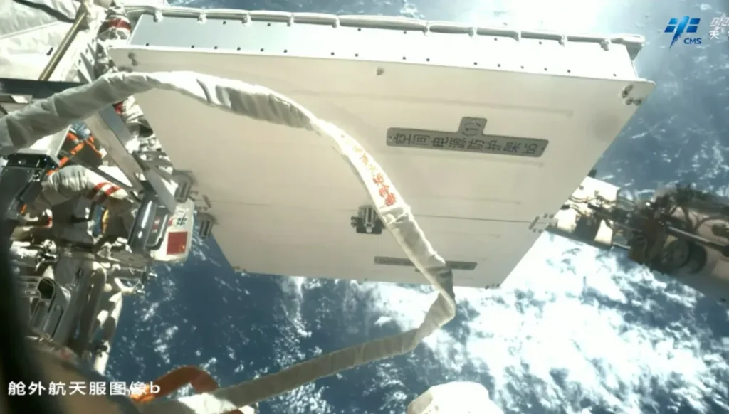 Foto durante la prima EVA dell'equipaggio di Shenzhou-20 il 22 maggio 2025 sulla stazione spaziale cinese Tiangong. Credits: CMS/CNSA