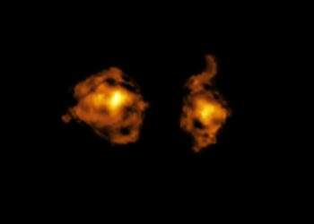 Immagine scattata con ALMA che mostra il contenuto di gas molecolare di due galassie coinvolte in una collisione cosmica. Quella a destra ospita un quasar, un buco nero supermassiccio che sta accumulando materiale dall'ambiente circostante e rilasciando intense radiazioni direttamente contro l'altra galassia. Credits: ALMA (ESO/NAOJ/NRAO)/S. Balashev e P. Noterdaeme et al.