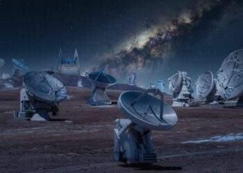 Un montaggio dei radiotelescopi che formano la rete Event Horizon Telescope (EHT), utilizzati per fotografare il buco nero centrale della Via Lattea, Sagittarius A*. Credits: ESO/M. Kornmesser