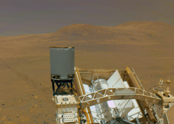 Una delle telecamere di navigazione di Perseverance ha catturato le tracce del rover provenienti da un'area chiamata "Witch Hazel Hill", il 13 maggio 2025, il 1.503° giorno marziano, o Sol, della missione. Credits: NASA/JPL-Caltech