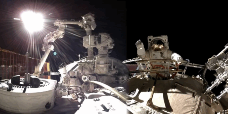 La prima EVA dell'equipaggio di Shenzhou-20 sulla stazione spaziale cinese Tiangong. Credits: CMS/CNSA