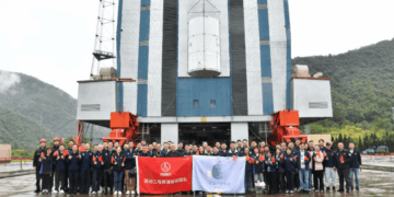 La missione cinese Tianwen-2 presso lo spazioporto di Xichang, pronta per essere integrata su un razzo Lunga Marcia 3B.