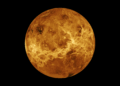 Vista globale della superficie di Venere, centrata a 180 gradi di longitudine est, in un mosaico radar della missione Magellan della NASA. Credits: NASA/JPL-Caltech
