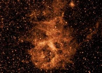 Immagine del telescopio spaziale SPHEREx della NASA che mostra una sezione del cielo in una lunghezza d'onda infrarossa (3.29 micron), rivelando una nuvola di polvere fatta di una molecola simile al la fuliggine, o al fumo. Credits: NASA/JPL-Caltech