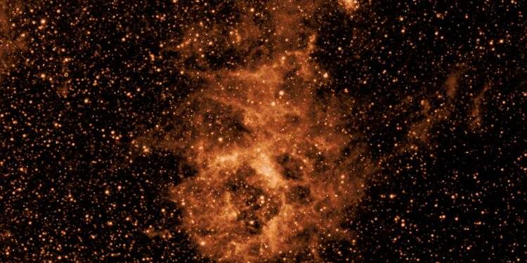 Immagine del telescopio spaziale SPHEREx della NASA che mostra una sezione del cielo in una lunghezza d'onda infrarossa (3.29 micron), rivelando una nuvola di polvere fatta di una molecola simile al la fuliggine, o al fumo. Credits: NASA/JPL-Caltech