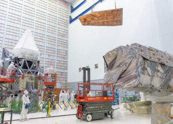 L'installazione dei pannelli solari di prova per il telescopio spaziale Nancy Grace della NASA, che ha avuto luogo a marzo. Credits: NASA/Jolearra Tshiteya