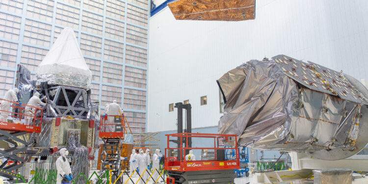 L'installazione dei pannelli solari di prova per il telescopio spaziale Nancy Grace della NASA, che ha avuto luogo a marzo. Credits: NASA/Jolearra Tshiteya