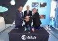 La firma del MoU tra ESA, Thales Alenia Space e Blue Origin il 18 giugno 2025 a Le Bourget, durante il 55° Paris Air Show.