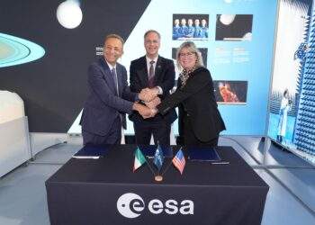 La firma del MoU tra ESA, Thales Alenia Space e Blue Origin il 18 giugno 2025 a Le Bourget, durante il 55° Paris Air Show.