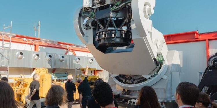 I telescopio Flyeye e Matera, in Italia, il 4 giugno durante la sua campagna di test finale. Credits: ESA/ Pietro Moliterni