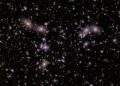 I diamanti bianchi mostrano le posizioni di 20 delle 83 galassie giovani, a bassa massa, con starburst trovate nelle immagini a infrarossi del James Webb del gigantesco ammasso di galattiche Abell 2744. Credits: NASA/ESA/CSA/Bezanson et al. 2024 e Wold et al. 2025