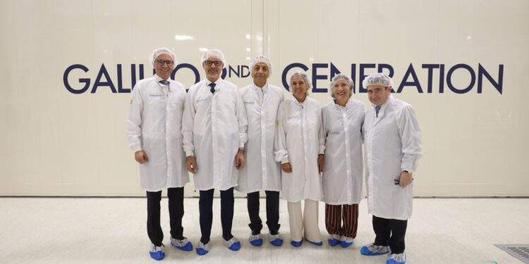 Visita del Direttore Generale dell'ESA Josef Aschbacher alla Space Smart Factory di Thales Alenia Space a Roma, l'8 luglio 2025.