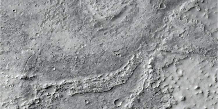 Una cresta fluviale moderatamente erosa emerge chiaramente dal terreno circostante, con piccoli crateri sulla sua superficie e una curva marcata che indica un antico meandro; a nord si distingue un cratere pianeggiante probabilmente colmato da acqua o sedimenti. Credits: NASA/JPL/MSSS/The Murray Lab