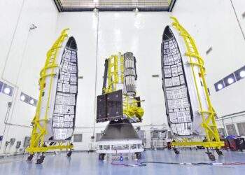 La missione NISAR prima di essere inserita all'interno della carenatura del razzo indiano che la trasporterà nello spazio. Credits: SpaceX