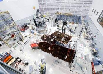 Installazione del sistema di pannelli solari del telescopio spaziale Nancy Grace Roman della NASA, Credits: NASA/Sydney Rohde