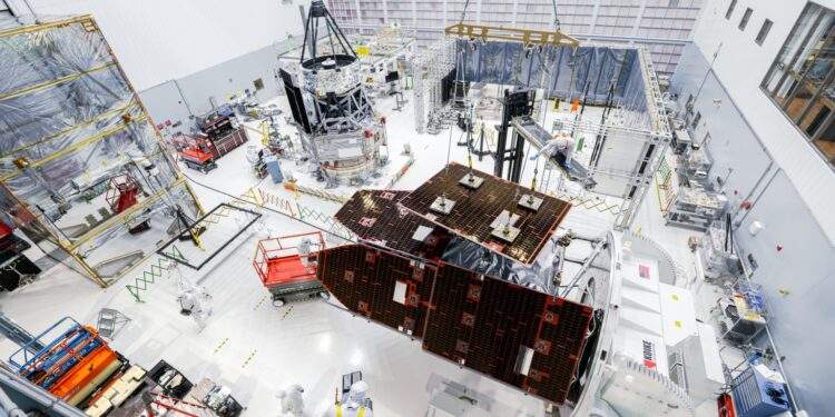 Installazione del sistema di pannelli solari del telescopio spaziale Nancy Grace Roman della NASA, Credits: NASA/Sydney Rohde