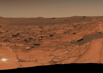 Mosaico a colori naturali della regione di Falbreen, ripreso da Perseverance il 26 maggio 2025, con un cielo insolitamente terso e la 43esima abrasione visibile come una macchia bianca al centro sinistra dell’immagine. Credits: NASA/JPL-Caltech/ASU/MSSS