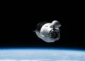 La capsula Dragon CRS-33 poco prima di arrivare alla ISS
