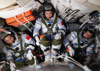 L’equipaggio della missione Shenzhou 20 durante i test a terra. Chen Zhongrui (a sinistra), Chen Dong e Wang Jie. Credits: CNSA