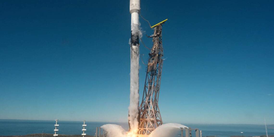 Liftoff del Falcon 9 per la missione Transporter-15 di SpaceX, il 28 novembre 2025.