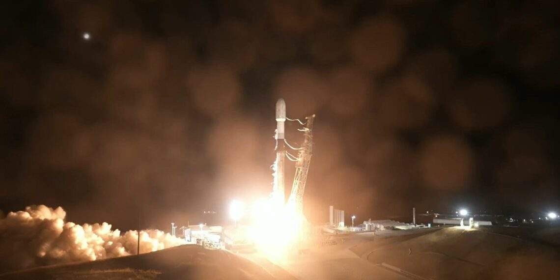 Il liftoff del Falcon 9 per la missione Transporter-16 il 30 marzo 2026.