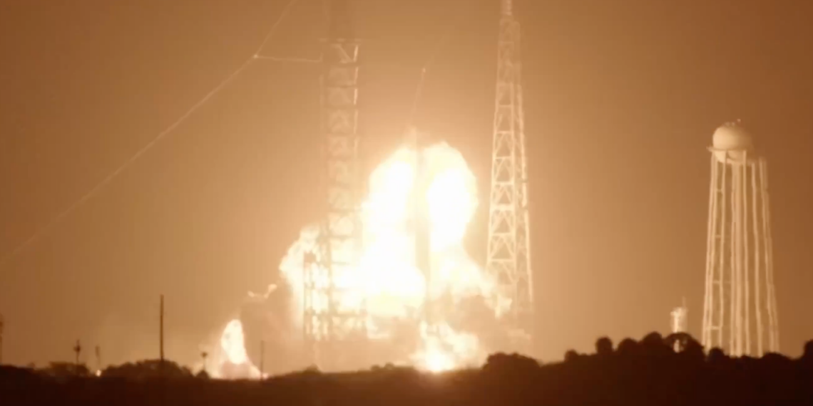 Esplosione del primo stadio "No, it's Necessary" del quarto New Glenn la sera del 28 maggio alle 21:00 locali al pad LC-36A in Florida. Credits: SpaceFlightNow