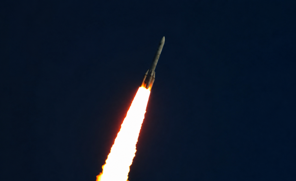 L'Ariane 64 in volo con quattro booster P160C e 36 satelliti Amazon Leo a bordo, il 17 giugno 2026.