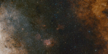 Panoramica in luce visibile che mostra la vasta quantità di stelle nella costellazione del Sagittario, in direzione del centro della Via Lattea. Credits: ESO and Digitized Sky Survey 2