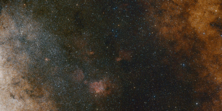 Panoramica in luce visibile che mostra la vasta quantità di stelle nella costellazione del Sagittario, in direzione del centro della Via Lattea. Credits: ESO and Digitized Sky Survey 2