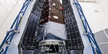Il Nancy Grace Roman Space Telescope incapsulato all'interno del Falcon Heavy che lo lancerà nello spazio il 30 agosto 2026.