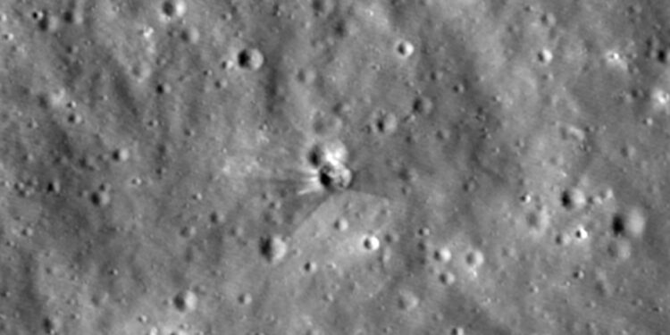Al centro della foto, ottenuta con la sonda LRO della NASA, il cratere generato dall'impatto del secondo stadio di Falcon 9 sulla Luna il 5 agosto 2026. Credits: NASA Goddard/Intuitive Machines