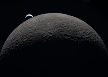 La Luna fotografata da un astronauta della missione Artemis II nell’aprile 2026 dalla capsula Orion, con la Terra parzialmente illuminata visibile dietro il bordo lunare. Credits: NASA