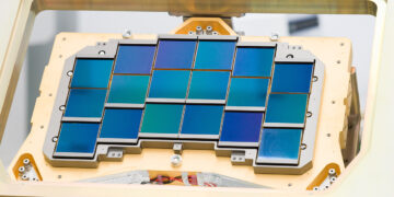18 rivelatori del Roman Space Telescope (prodotti da Teledyne Space Imaging) montati su un’unità di test del piano focale, che fa parte del Wide Field Instrument. Credits: NASA/Chris Gunn