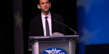 L'amministratore della NASA Jared Isaacman parla alla conferenza Air, Space & Cyber dell'Air & Space Forces Association. Credits: Jud McCrehin/Air & Space Forces Association