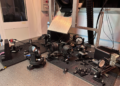 Il sistema di ottica adattiva Ekarus sul banco ottico al fuoco Coudé del telescopio Copernico di Asiago. Oltre ai numerosi specchi rigidi, il parallelepipedo nero, visibile sulla destra, è lo specchio deformabile da circa 450 attuatori. Credits: Davide Greggio/INAF Padova